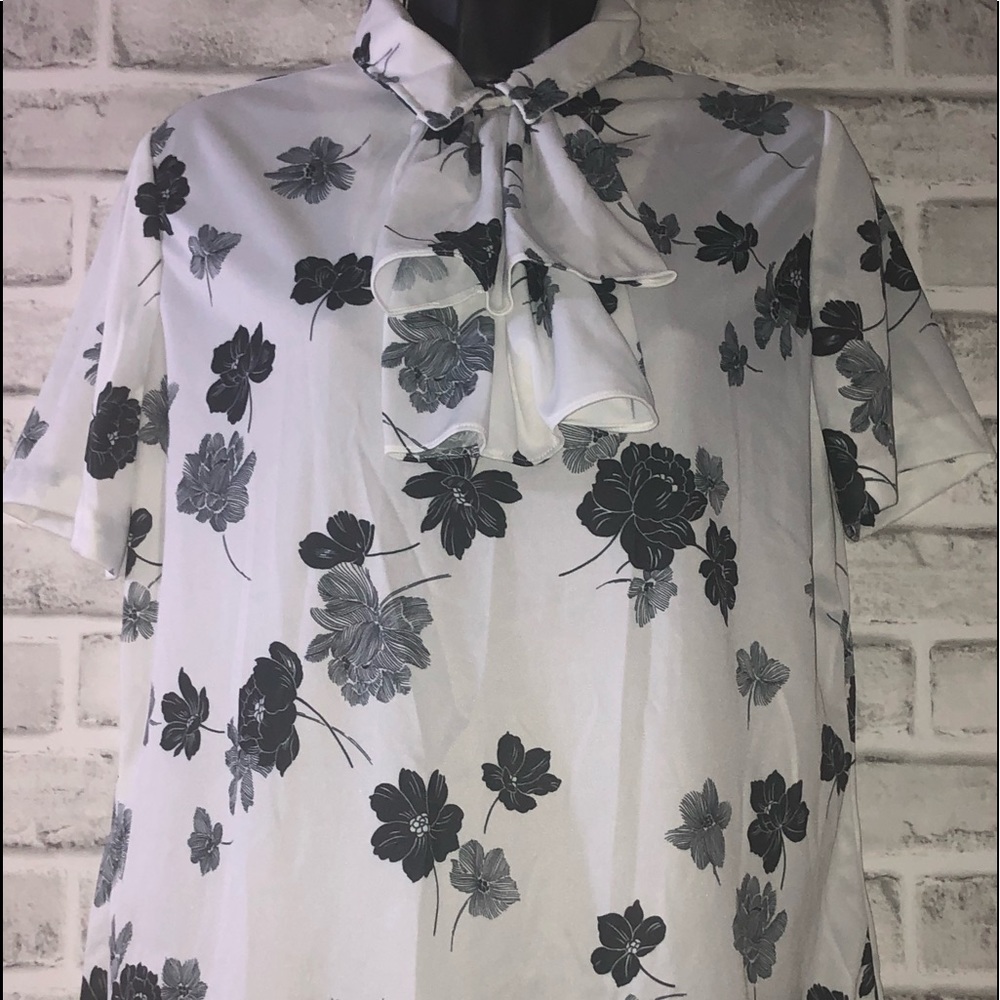 🦋Vintage Floral Top with Front Tie/Bow